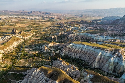 Khu vực Cappadocia, Thổ Nhĩ Kỳ: Trải qua hàng ngàn năm, những tác động của thiên nhiên đã khiến cho các lớp đá sa thạch và các khối đá mềm bị bào mòn dữ dội khiến nhìn từ trên cao, khu vực này trông tương tự như địa hình trên mặt trăng.